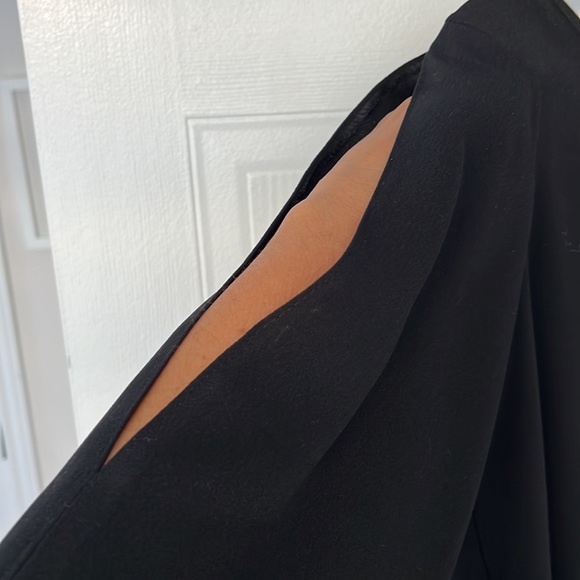 Tunic with bell sleeve and slits on arms. French satin back crepe black. L - Picture 2 of 5
